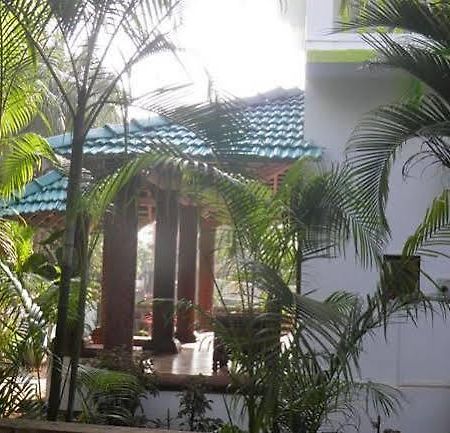 The Crib Hotel Morjim Exterior foto