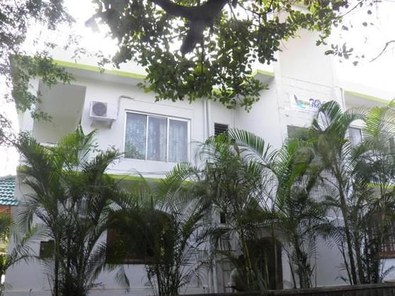 The Crib Hotel Morjim Exterior foto